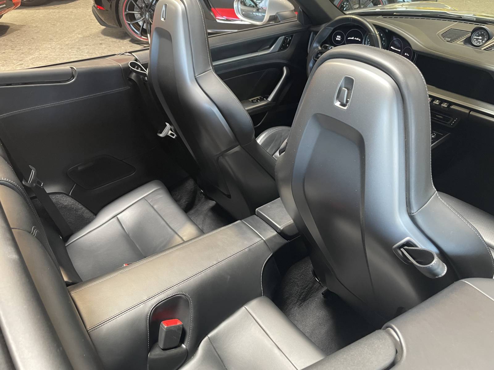 Porsche 992 Carrera 4S Cabriolet : Un style inimitable, en vente à Nîmes.