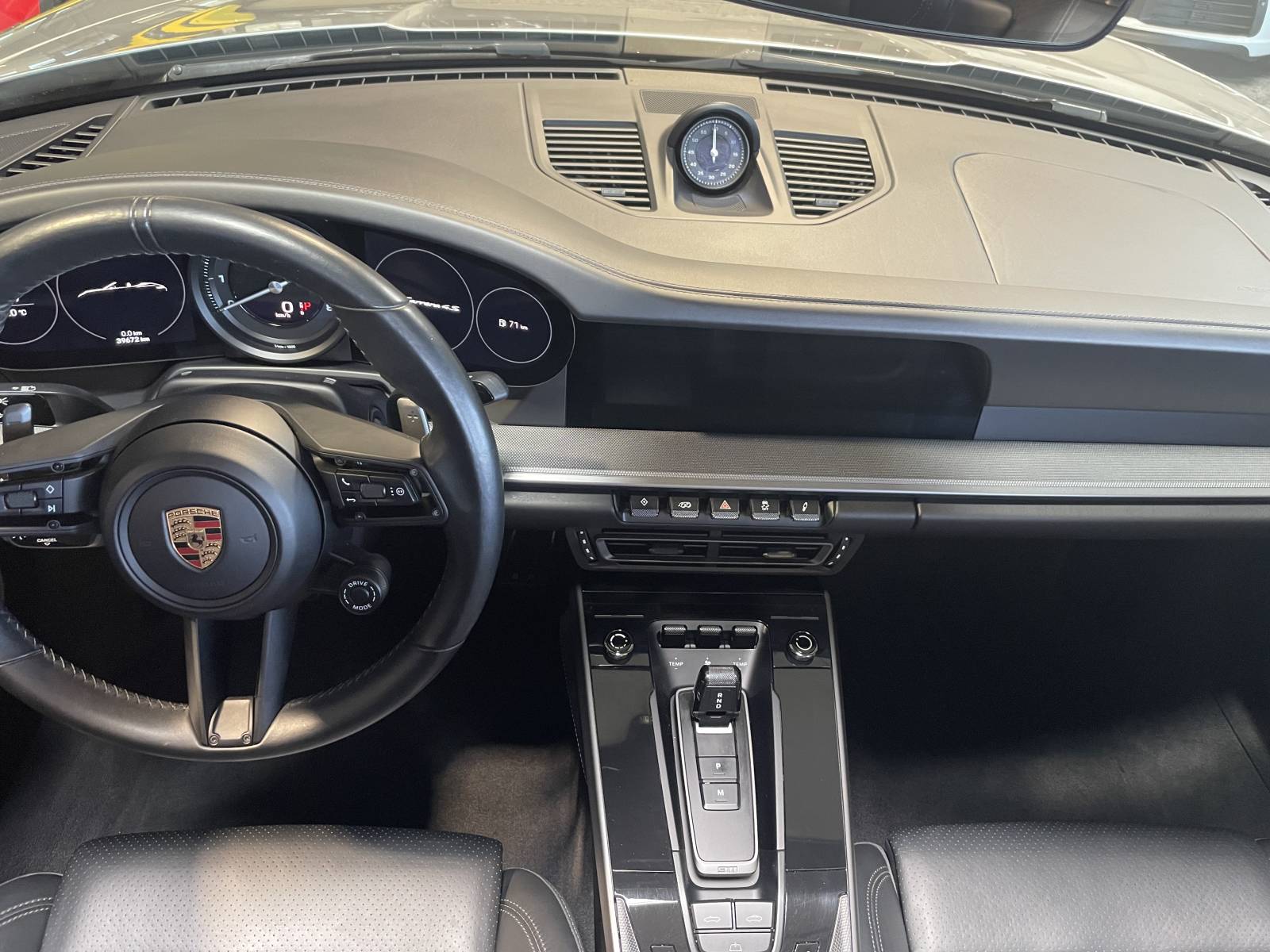 Cette 992 Carrera 4S Cabriolet vous attend à Nîmes chez MY DREAM CAR.