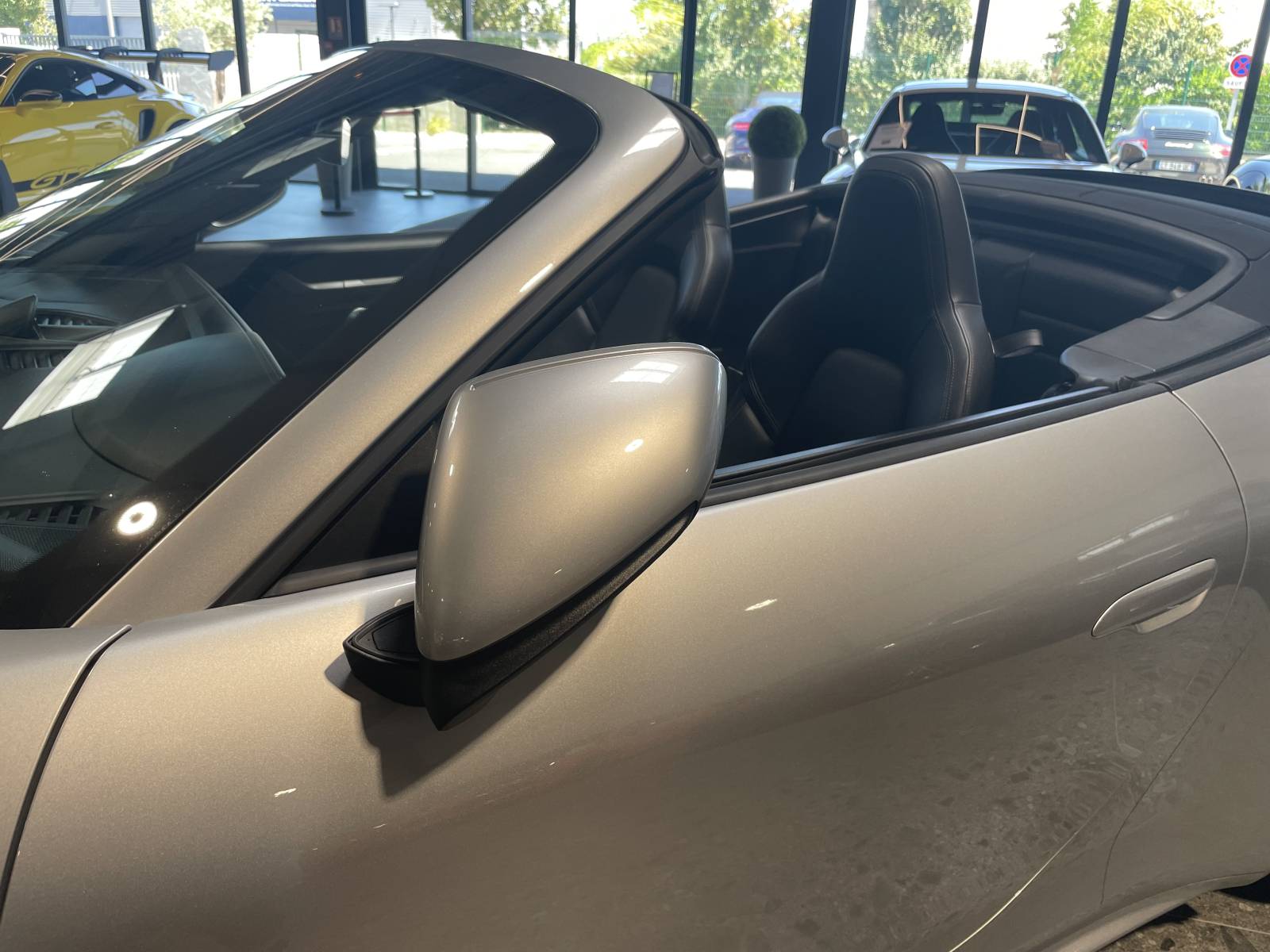 Gard : L'excellence Porsche avec cette 992 Carrera 4S Cabriolet d'occasion.