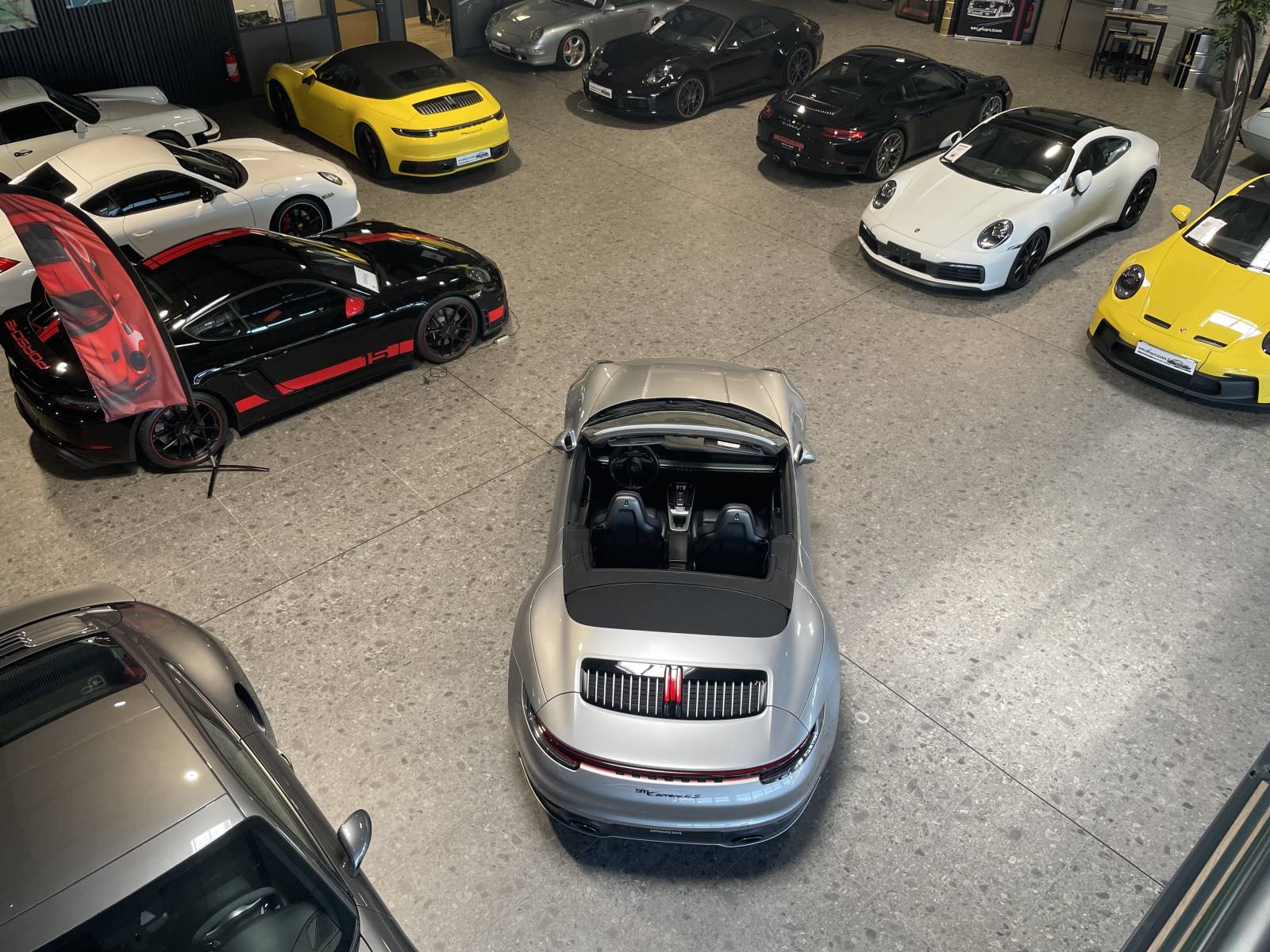 Explorez Nîmes en Porsche 992 Carrera 4S Cabriolet.