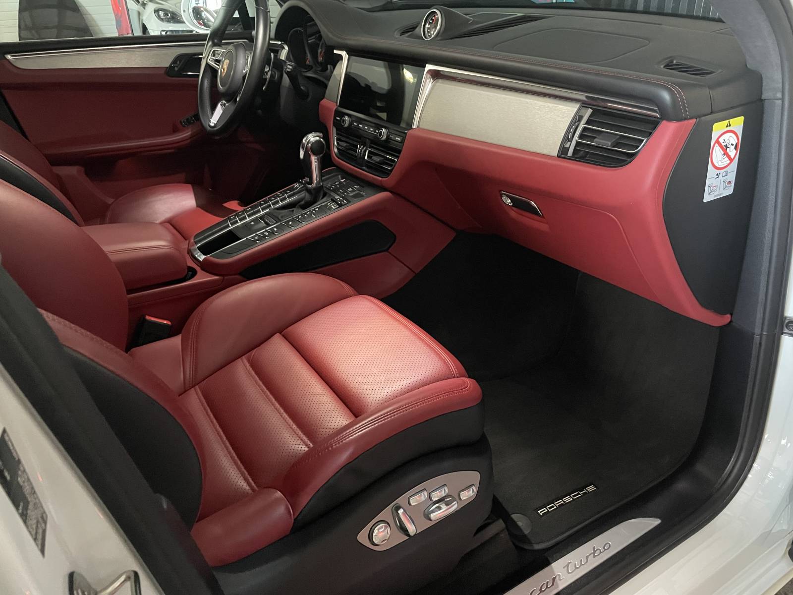 La vente de cette Porsche Macan Turbo occasion se fait dans l'Hérault, contactez-nous.