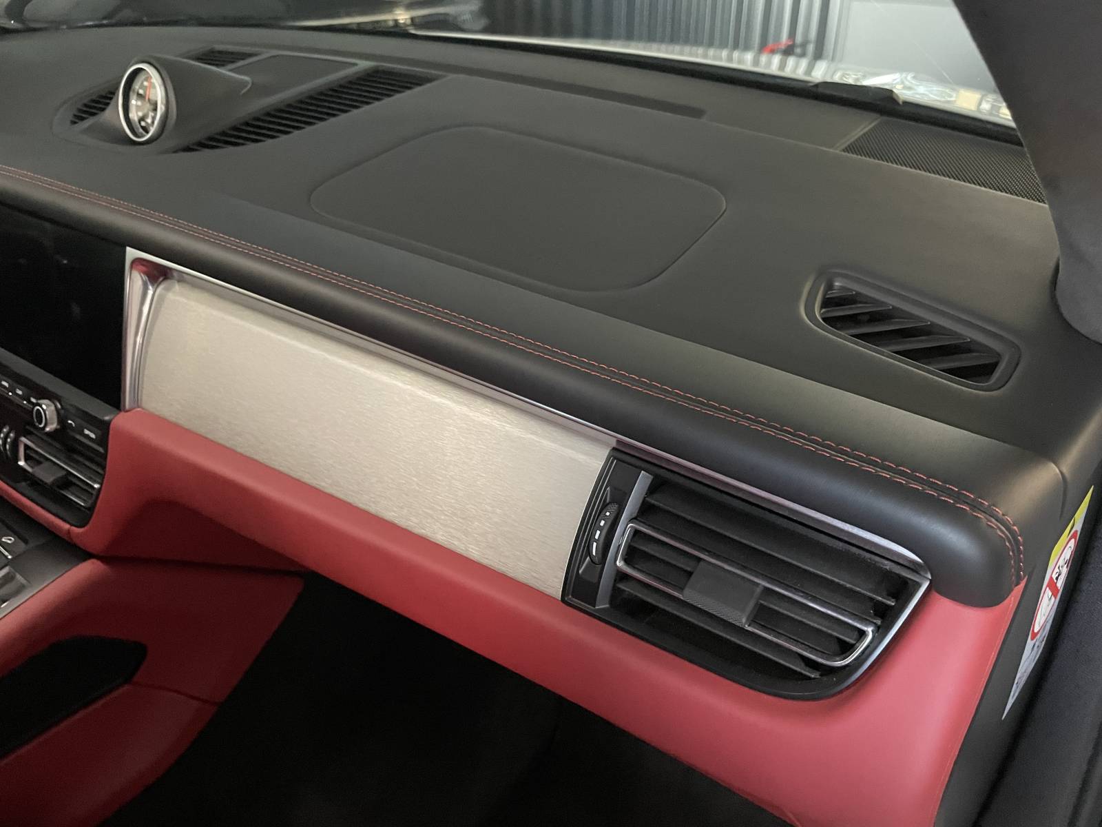 Rendez-vous à Montpellier pour l'achat de cette Porsche Macan Turbo occasion d'exception.