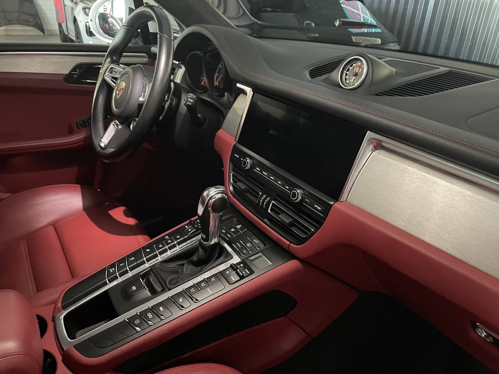 Explorez chaque détail de cette Porsche Macan Turbo occasion à la vente à Montpellier.