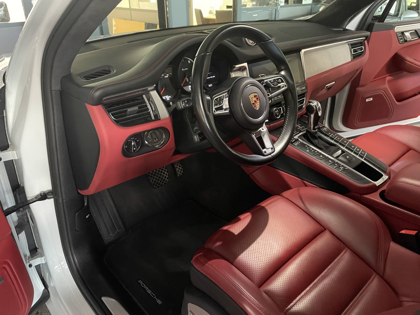 L'achat de cette Porsche Macan Turbo occasion sera un moment fort, venez la voir dans l'Hérault.