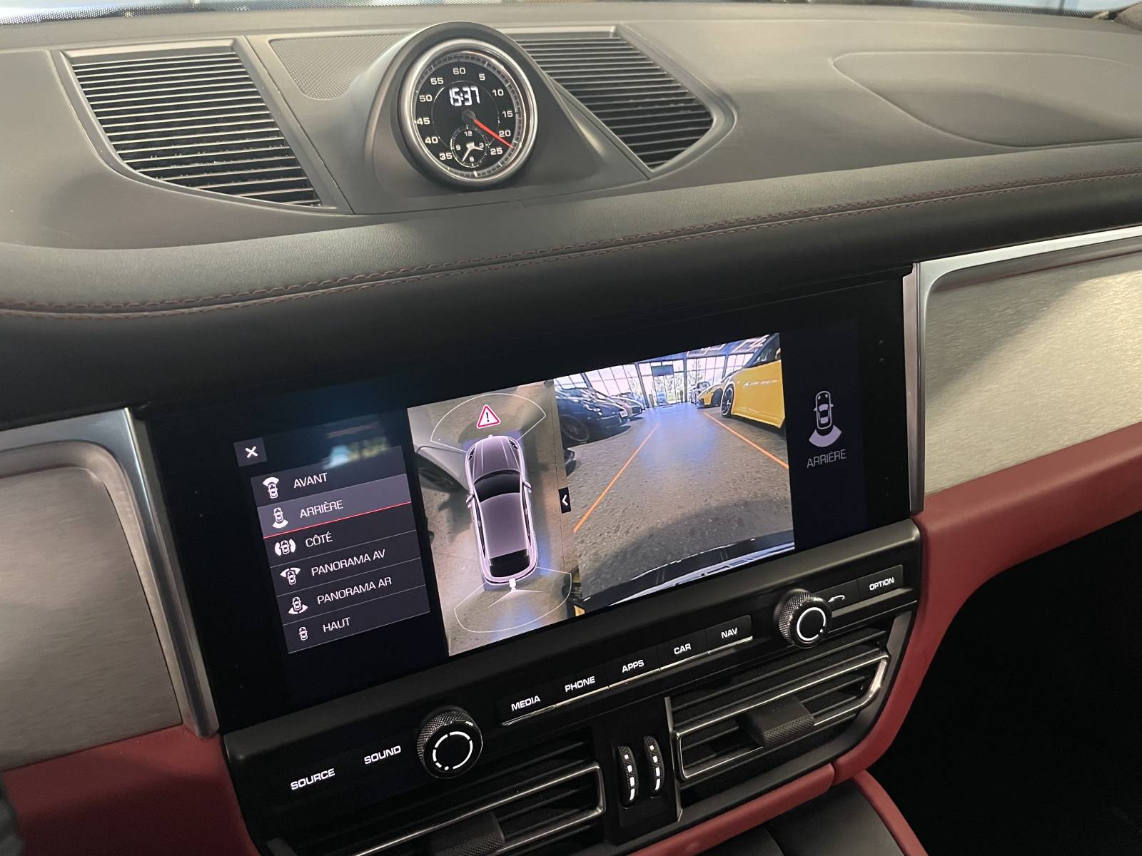 Vente flash d'une Porsche Macan Turbo occasion avec options à Montpellier.