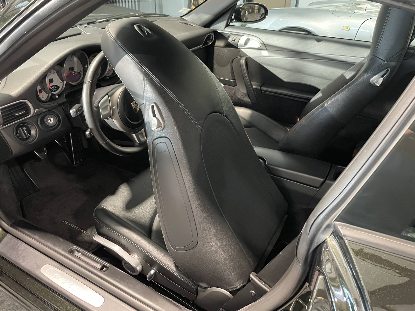 Détail de l'intérieur de cette Porsche 997 Carrera S disponible à Avignon.