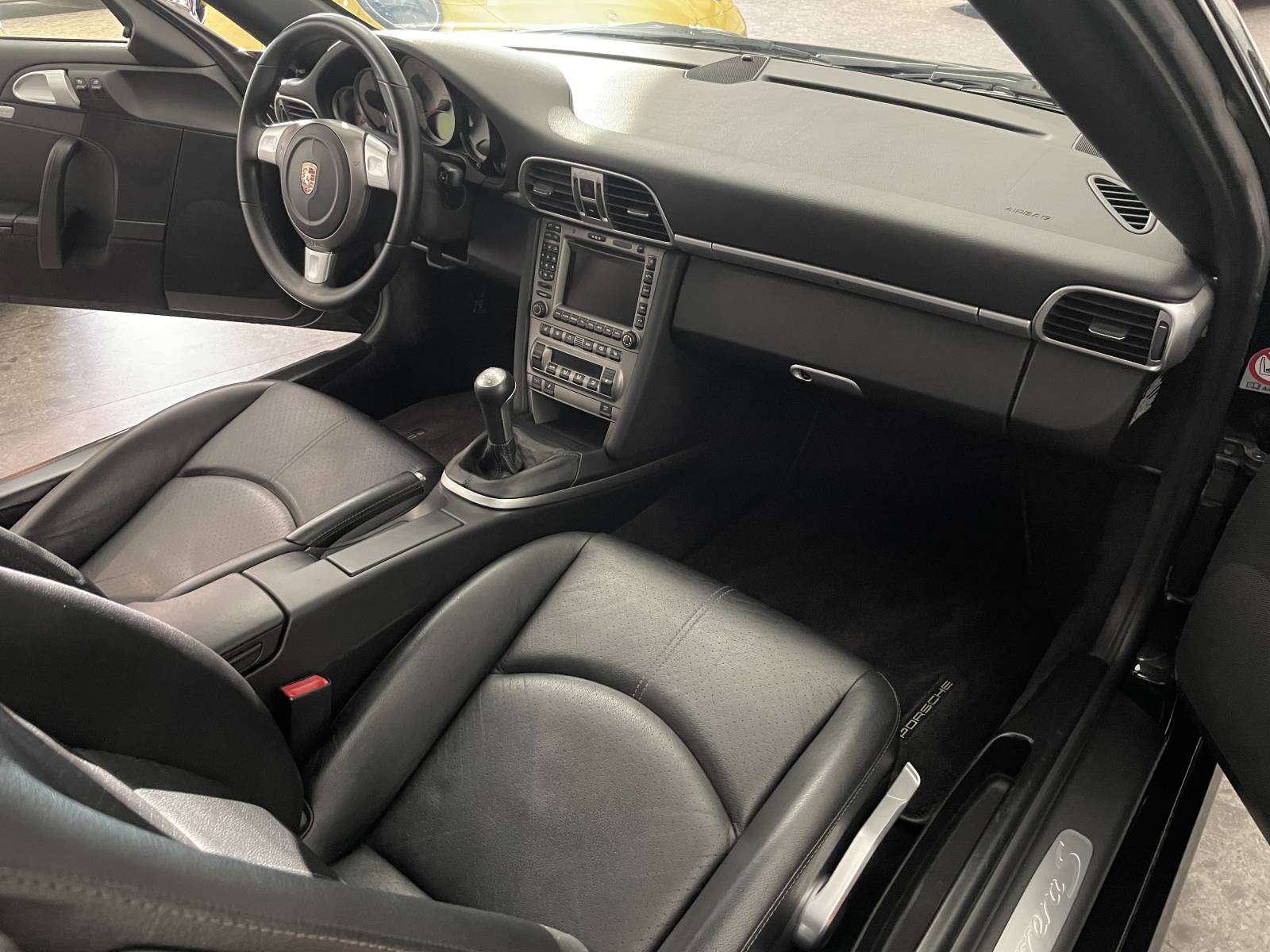 Un look intemporel pour cette Porsche 997 Carrera S d'occasion.