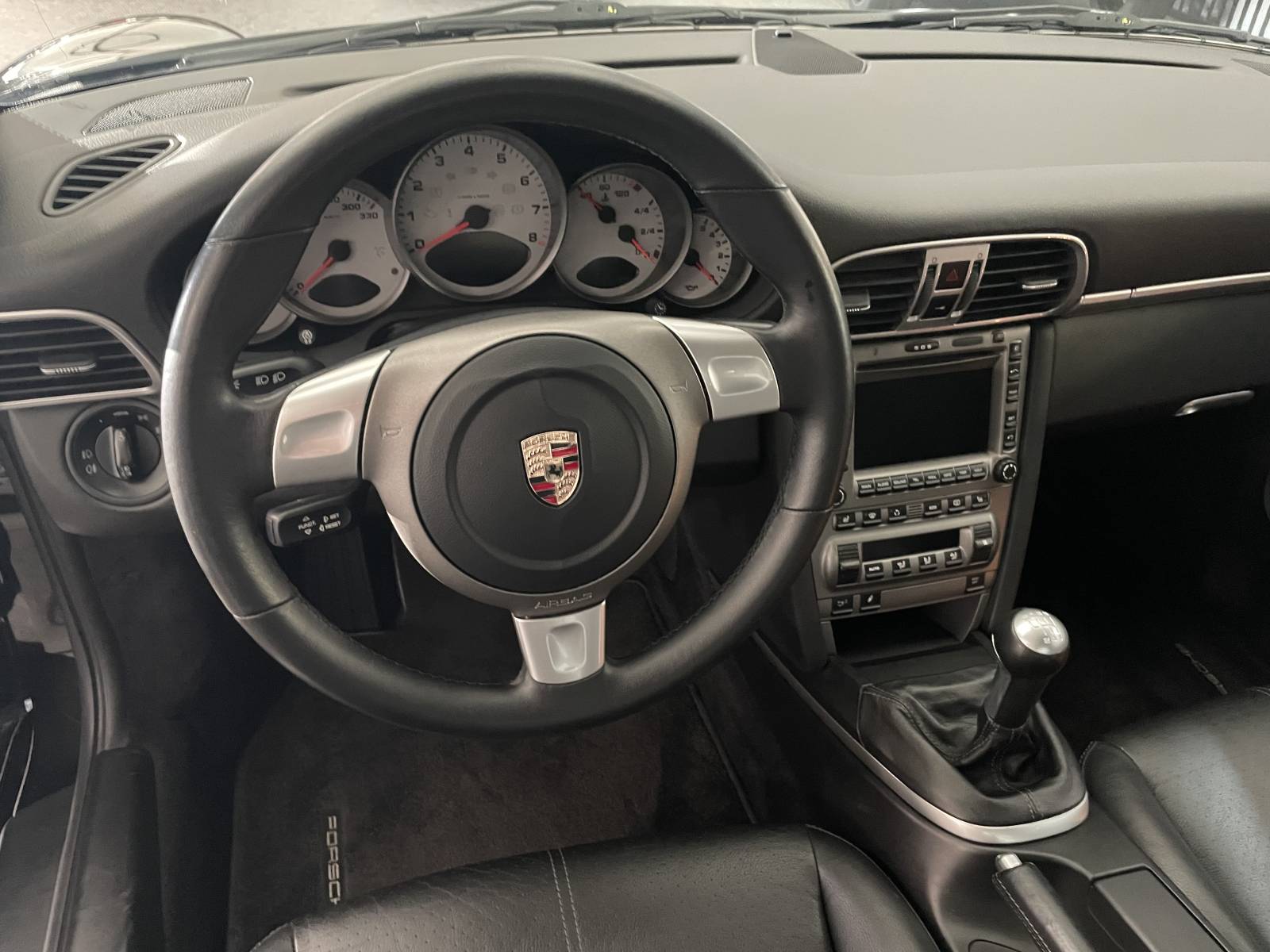 Les feux arrière iconiques de cette Porsche 997 Carrera S d'occasion.