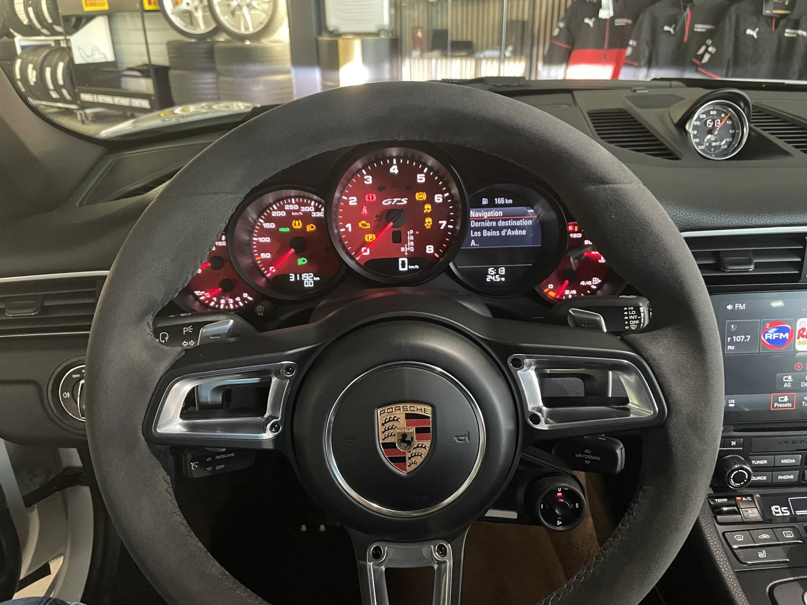 Le tableau de bord du Pack Chrono sur cette Porsche 991 Carrera 4 GTS occasion disponible pour l'achat.