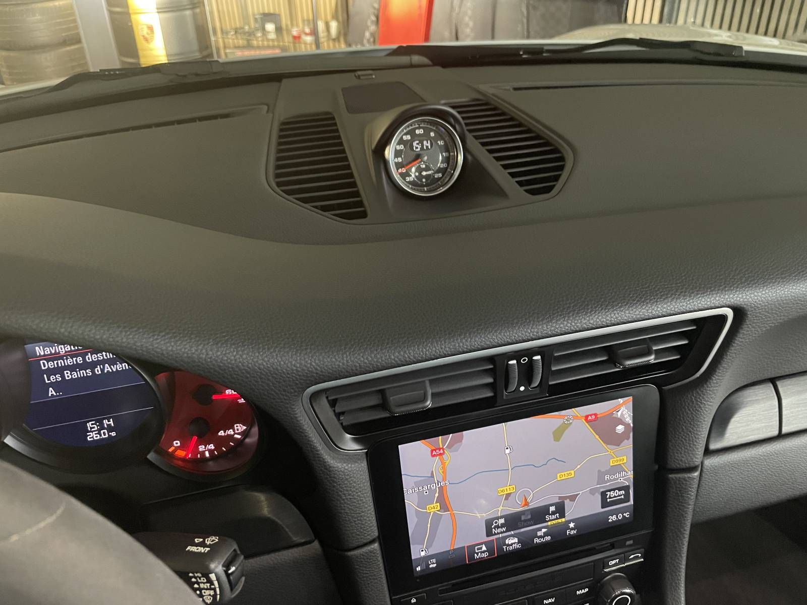 L'écran tactile avec Apple CarPlay sur cette 911 Carrera 4 GTS, un argument moderne pour un achat occasion à Nîmes.