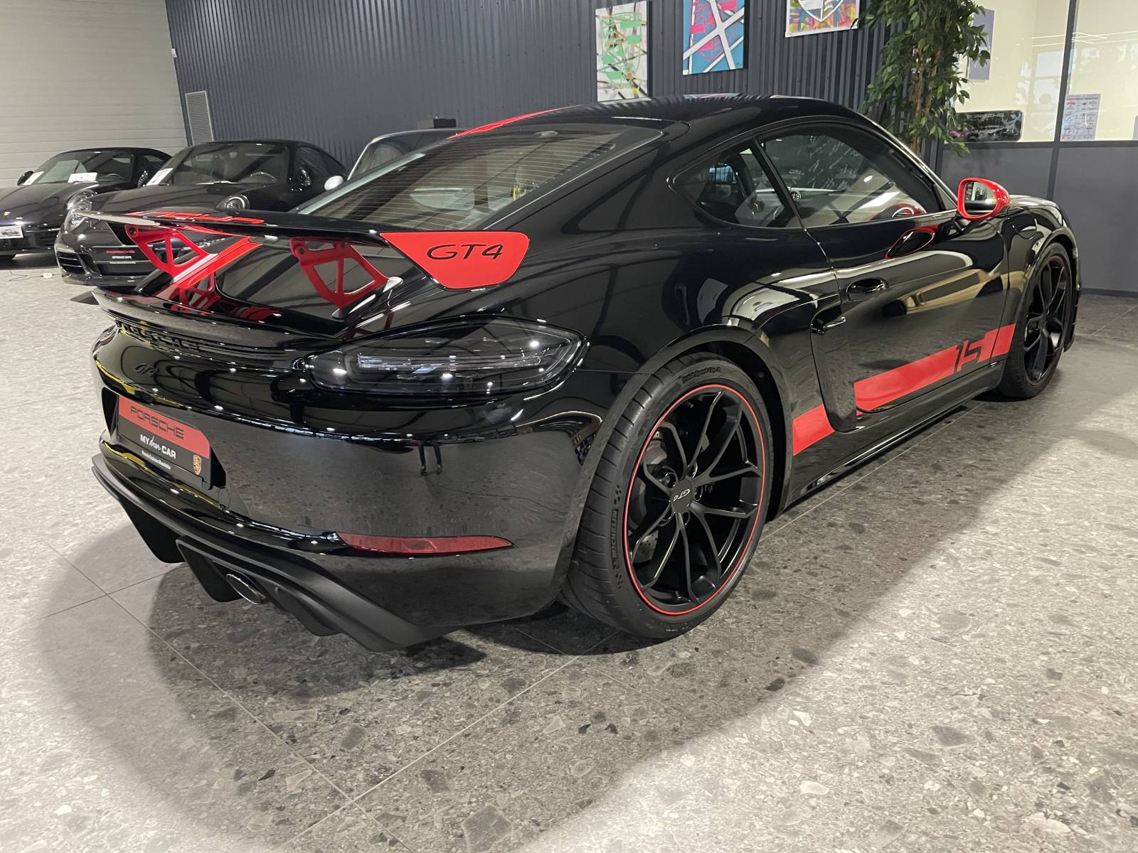 Aile arrière de la 718 Cayman GT4 Cup Edition : aéro optimisé pour la vente et la piste.