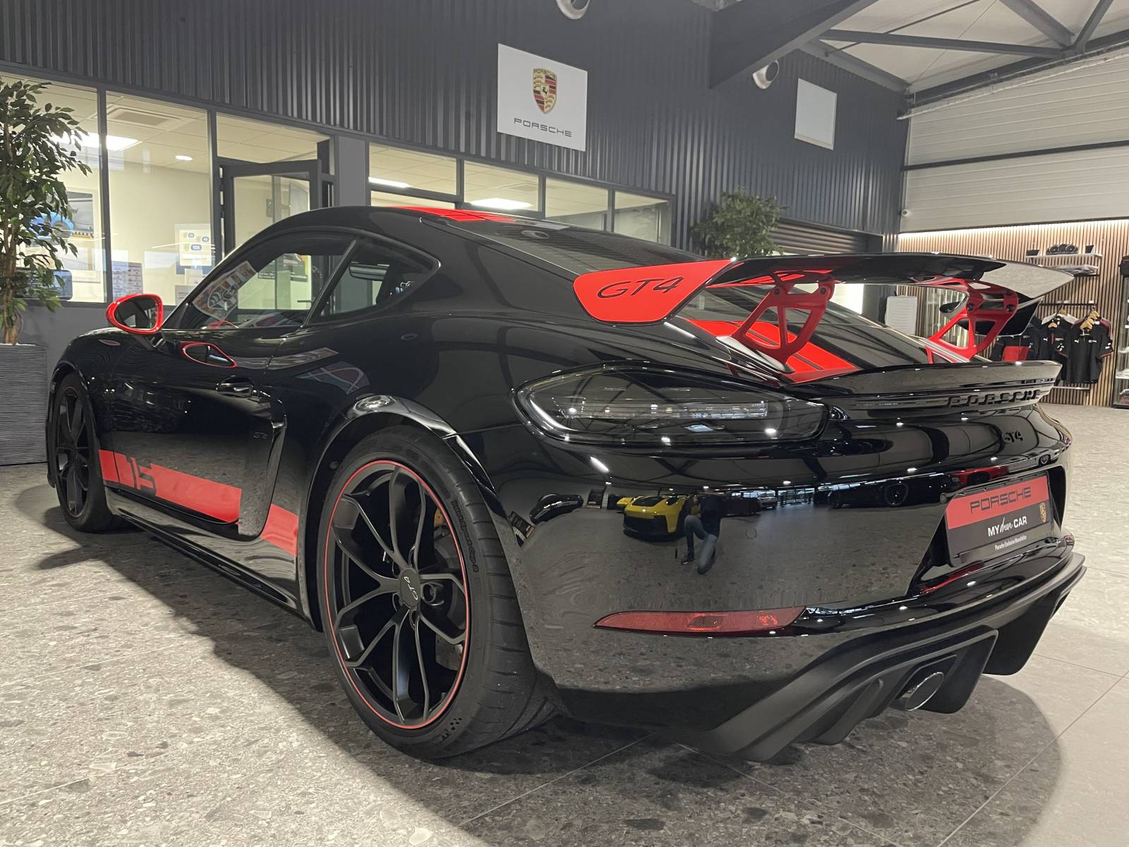 Intérieur exclusif 718 Cayman GT4 Cup Edition : cuir bicolore et carbone. Achat idéal Hérault.