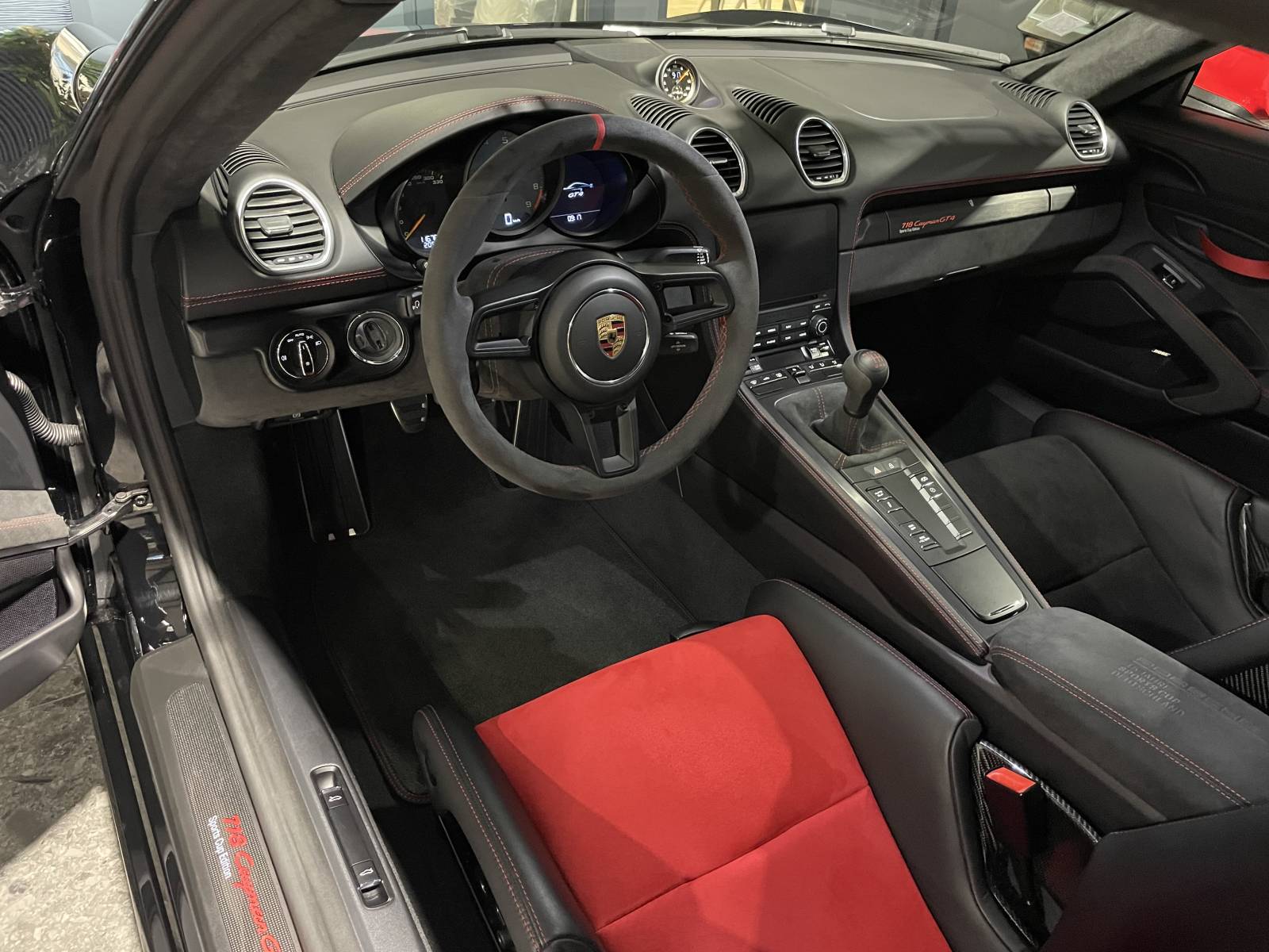 Kilométrage très faible (11 675 km) pour cette Porsche 718 Cayman GT4 Cup Edition occasion.