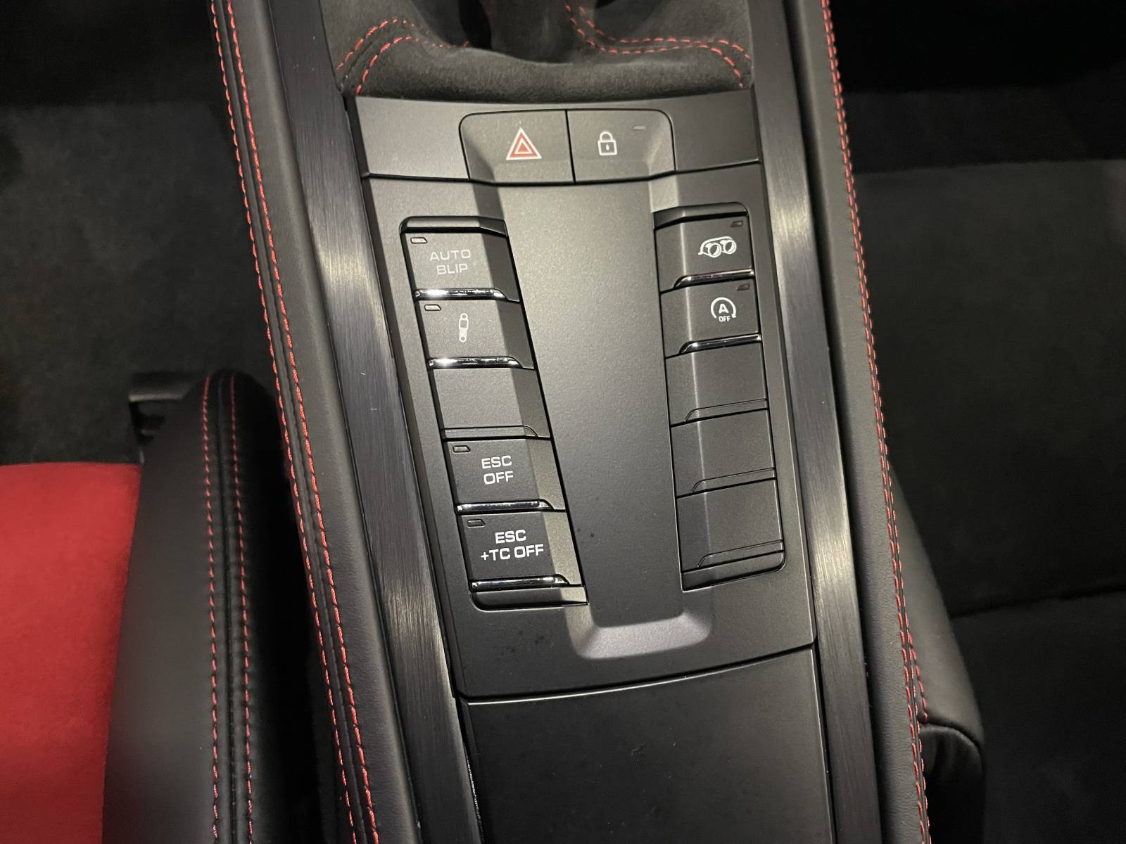 Vue latérale agressive de la Porsche 718 Cayman GT4 Cup Edition occasion. Venez acheter !