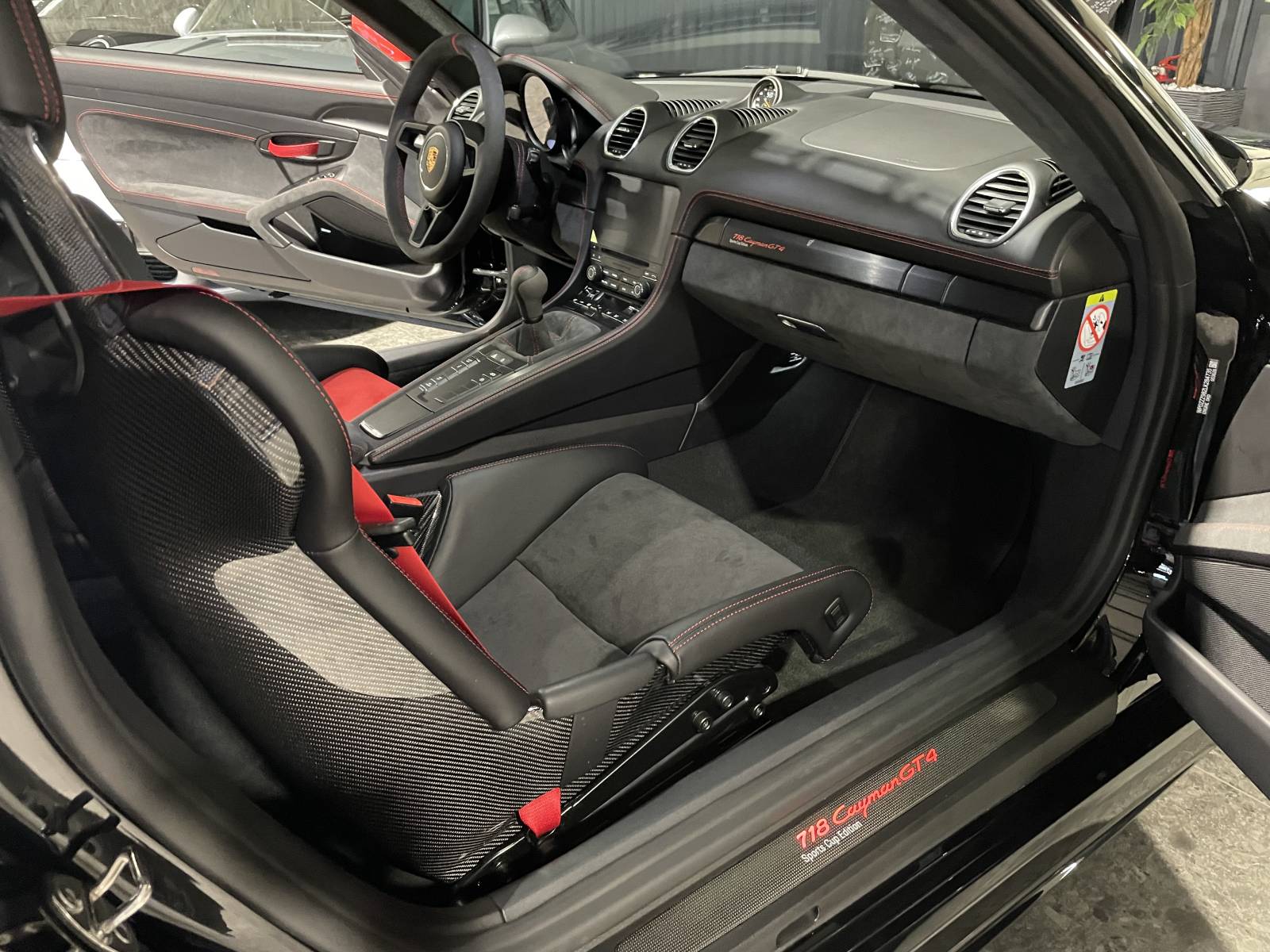 Gros plan sur les jantes noires satinées de la Porsche 718 Cayman GT4 Cup Edition à la vente.