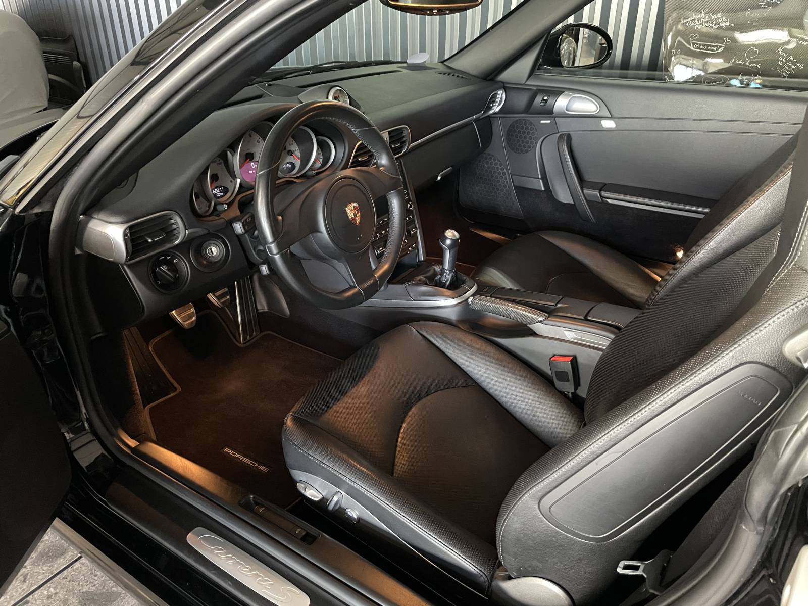 Intérieur sport de ce véhicule rare en boîte manuelle