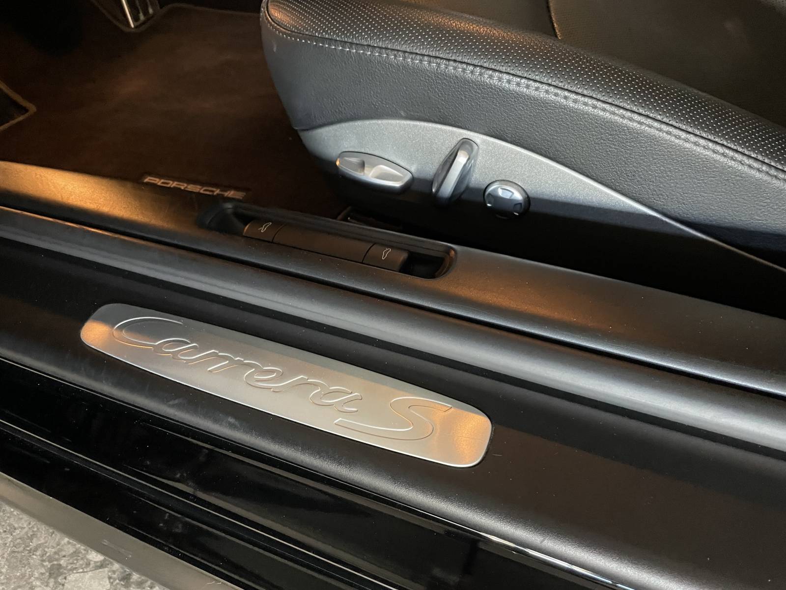 Intérieur sport de ce véhicule rare en boîte manuelle