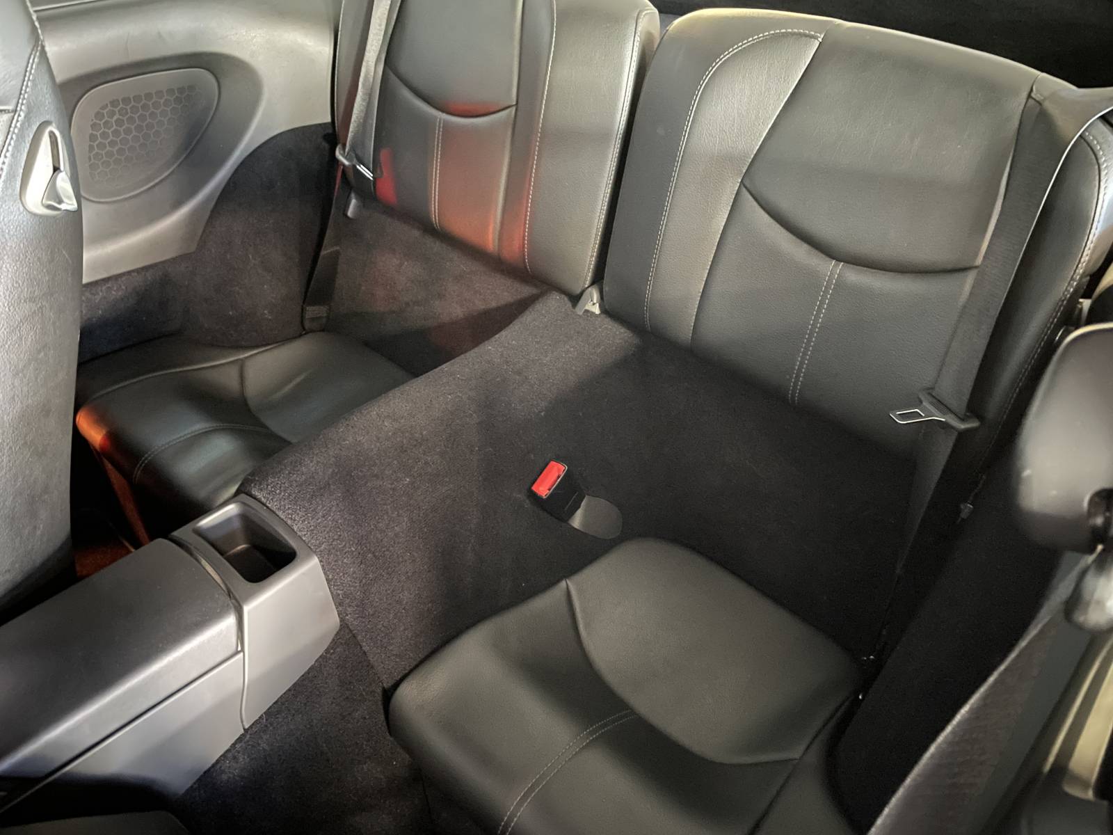 Intérieur sport de ce véhicule rare en boîte manuelle