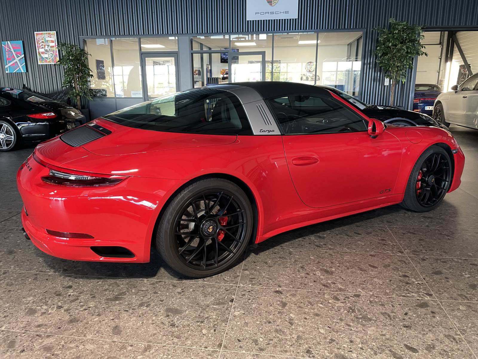Vue arrière dynamique de la Porsche 991 Targa 4 GTS occasion vente Nîmes Gard.