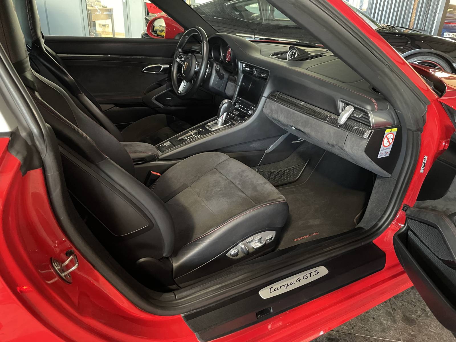 Intérieur Alcantara et carbone de la Porsche 991 Targa 4 GTS Phase 2 occasion. Voir notre annonce vente. Nous vous aidons à acheter votre prochaine sportive à vendre.