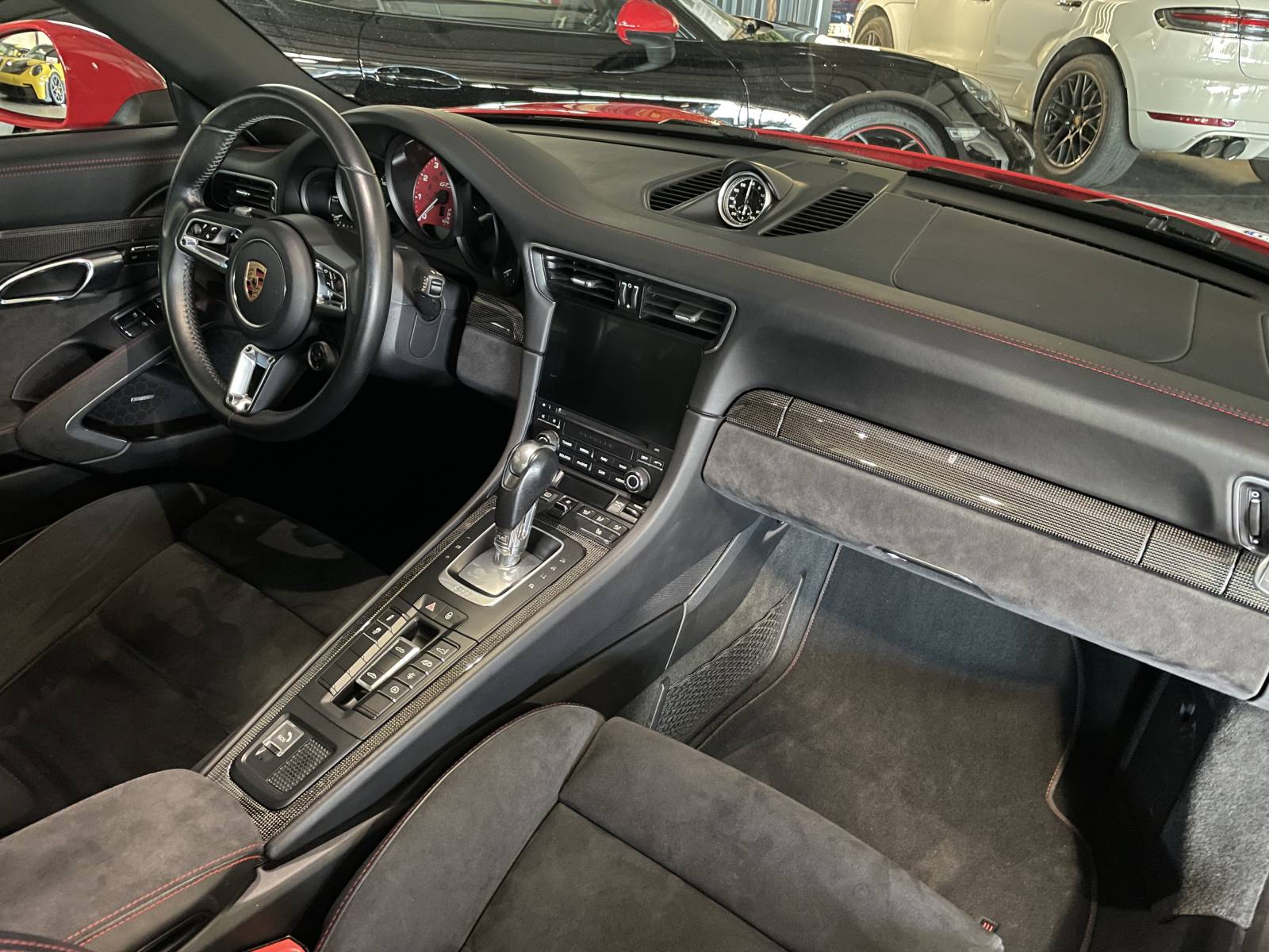 Intérieur Sport-Tex de la 991 Targa 4 GTS occasion Gard : luxe et sportivité.
