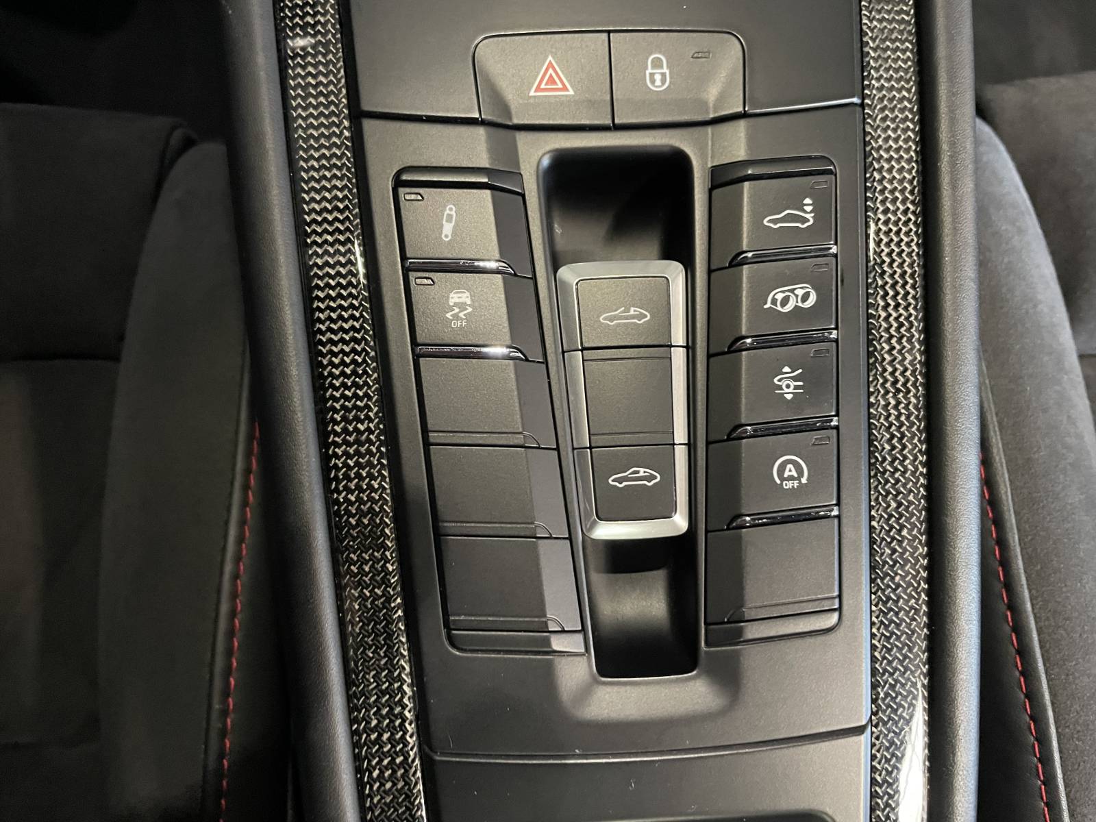 Détail du système d'échappement sport de la Porsche 991 Targa 4 GTS Phase 2 occasion. Une sonorité incomparable.