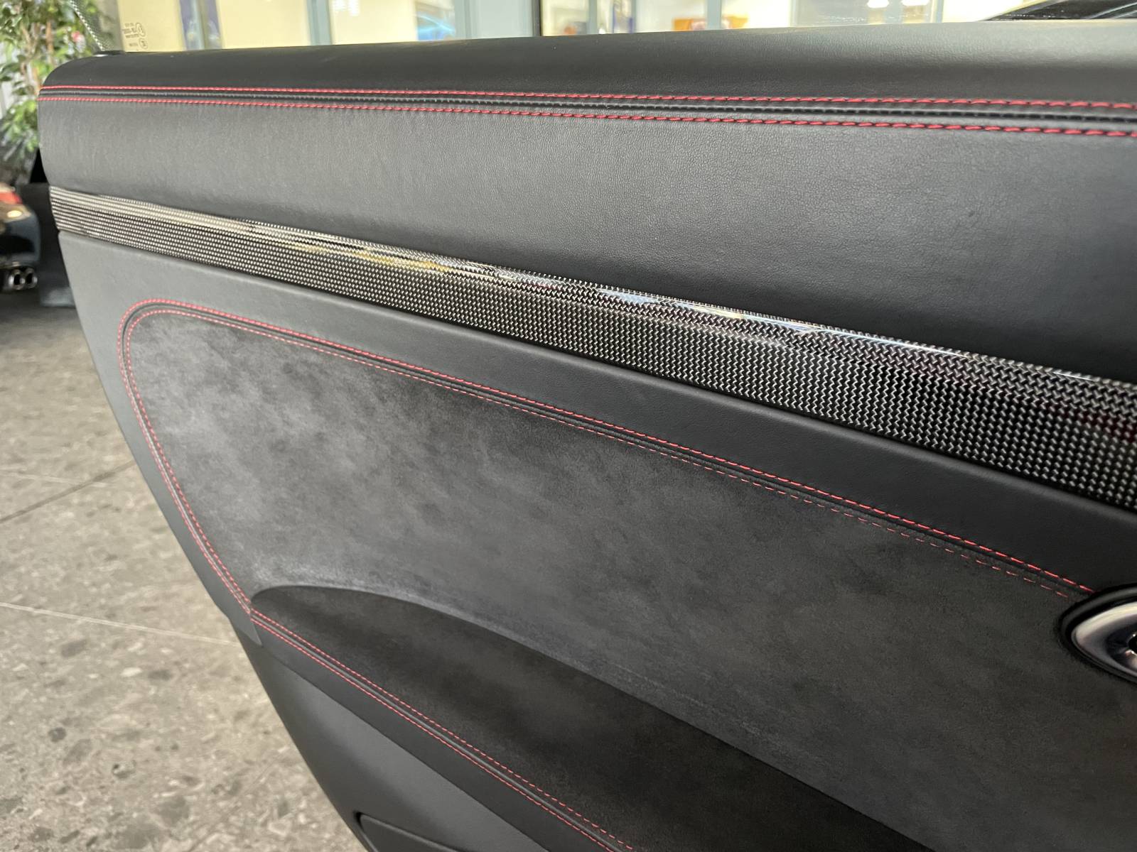 Intérieur Sport-Tex et carbone de la Porsche 991 Targa 4 GTS Phase 2 occasion. Finitions haut de gamme.