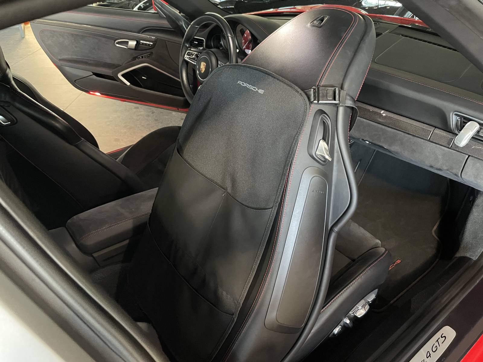Intérieur Alcantara et carbone de la Porsche 991 Targa 4 GTS Phase 2 occasion. Voir notre annonce vente. Nous vous aidons à acheter votre prochaine sportive à vendre.