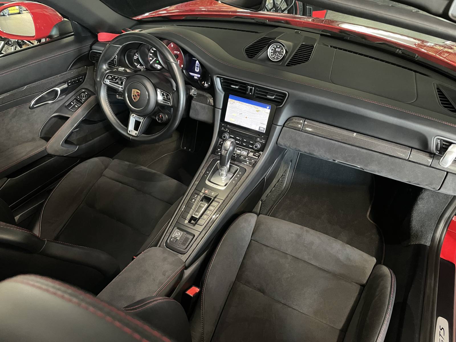 Détail des surpiqûres rouges de la 991 Targa 4 GTS occasion en vente exclusive dans le Gard.