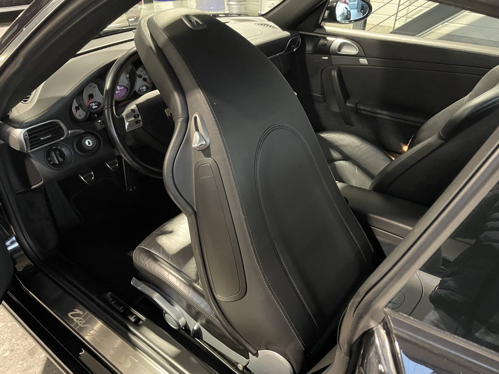 eulement 77 310 KM pour cette magnifique Porsche 997 2008 occasion Targa 4S.