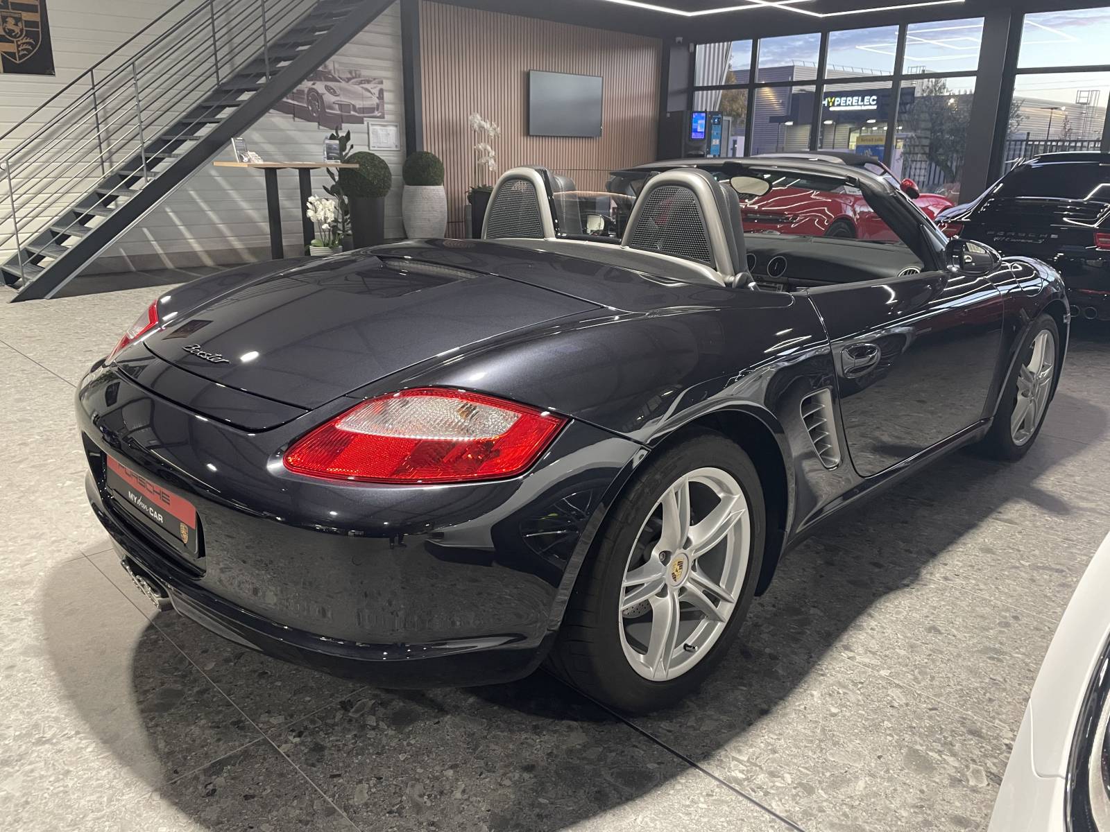 Vue arrière dynamique du Porsche 987 Boxster 99955 km à vendre dans le Gard.