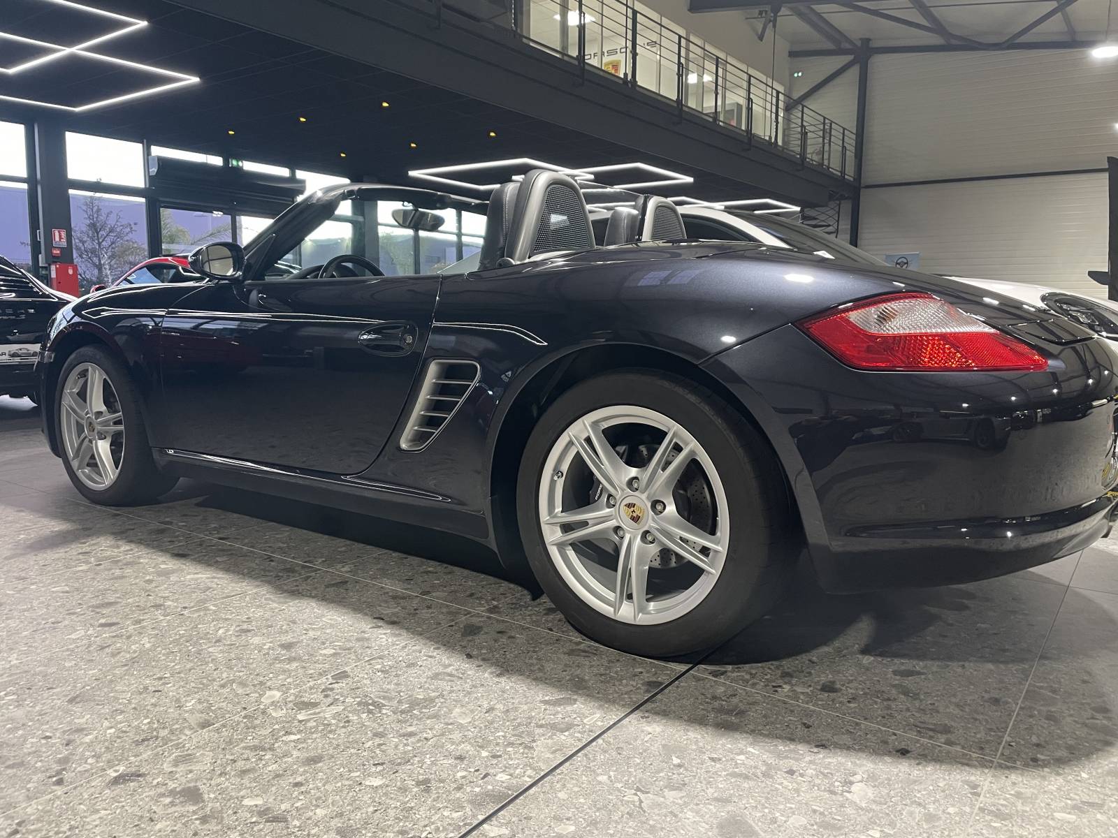 Plaisir de conduite cheveux au vent avec ce Porsche 987 2.7 décapoté, visible à Nîmes.