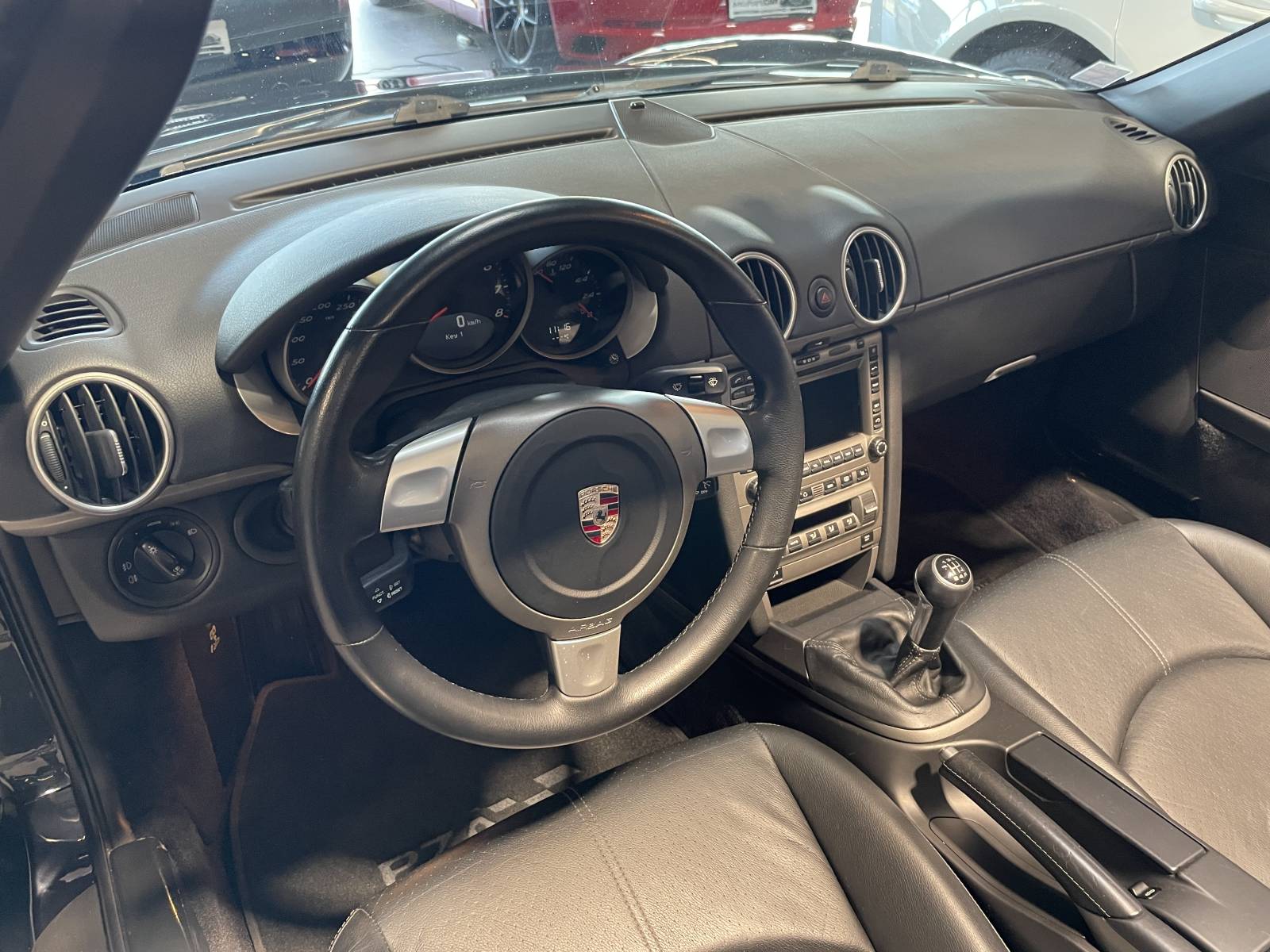 Habitacle luxueux et soigné du Porsche 987 Boxster. Véhicule non-fumeur.