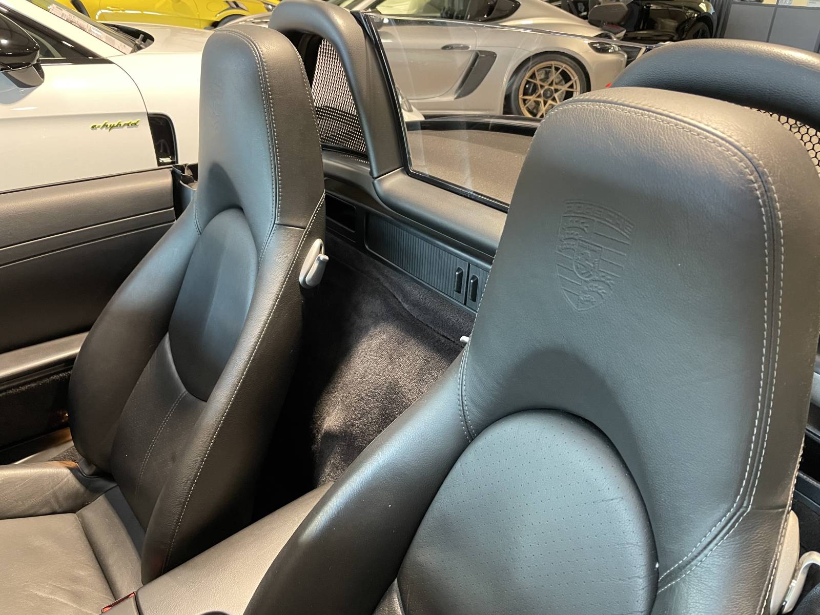 Sièges électriques et chauffants pour un confort parfait dans cette Porsche 987.