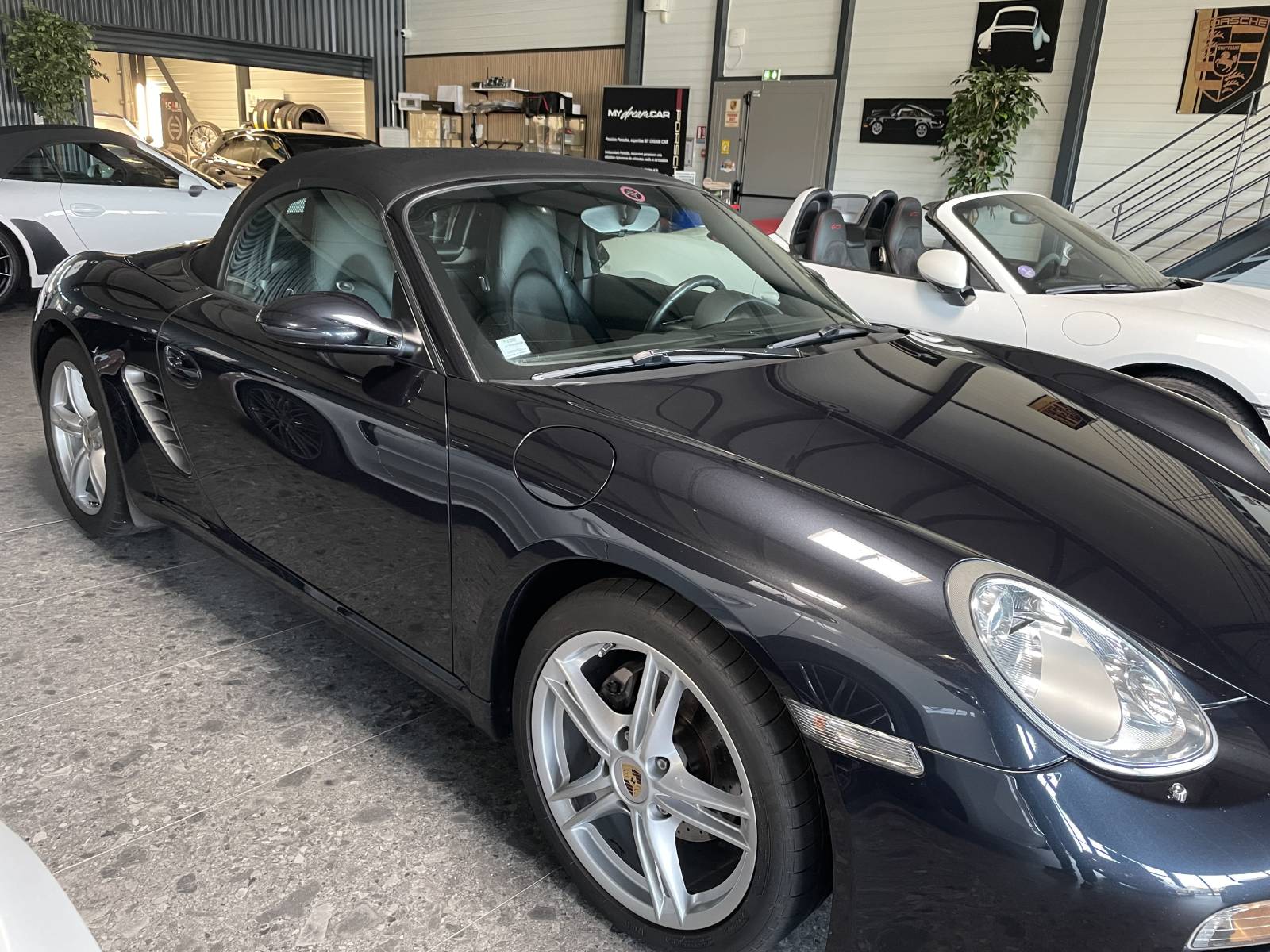Capote électrique en parfait état sur le Porsche 987 Boxster 99955 km.