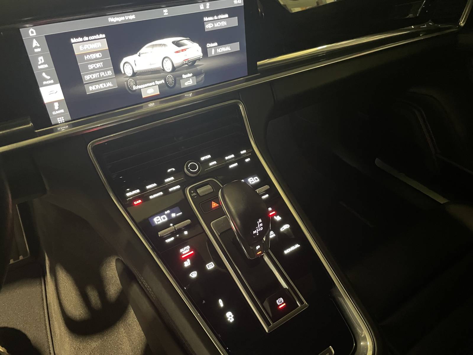 Le poste de conduite Porsche Panamera II : Technologie et luxe à la VENTE.