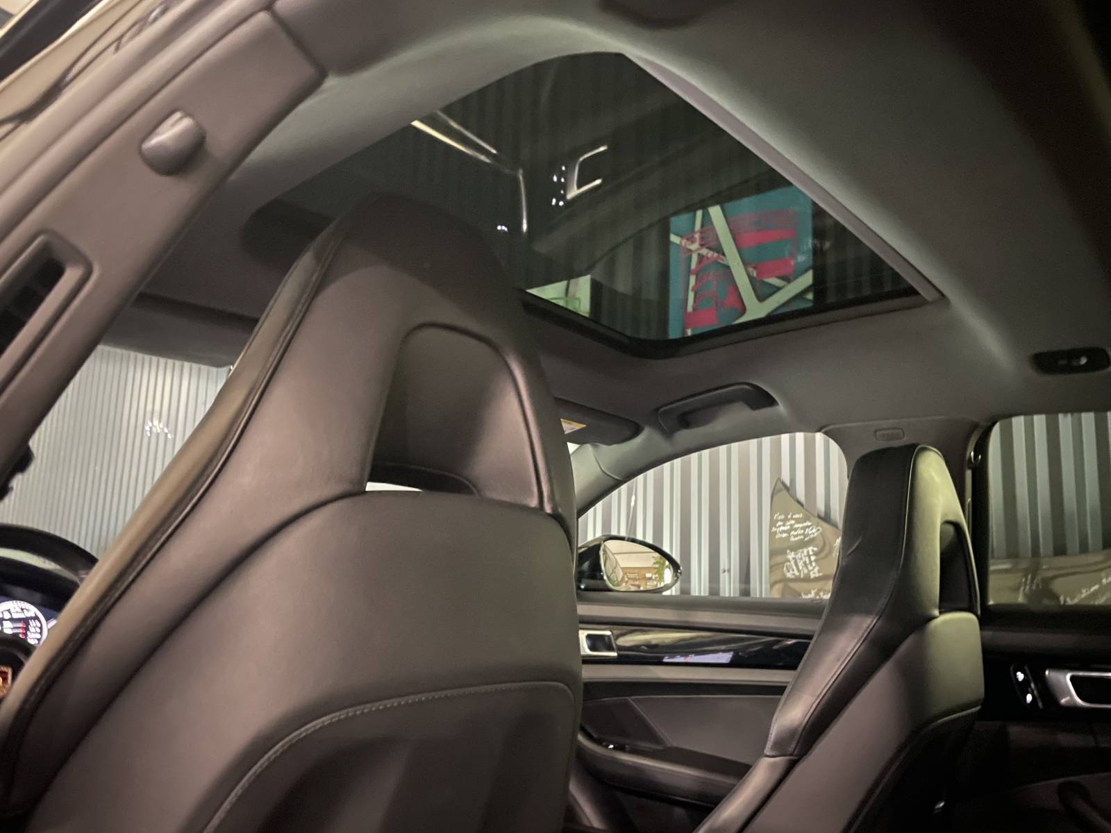 Vue arrière signature Porsche Panamera II VENTE : bandeau lumineux teinté.