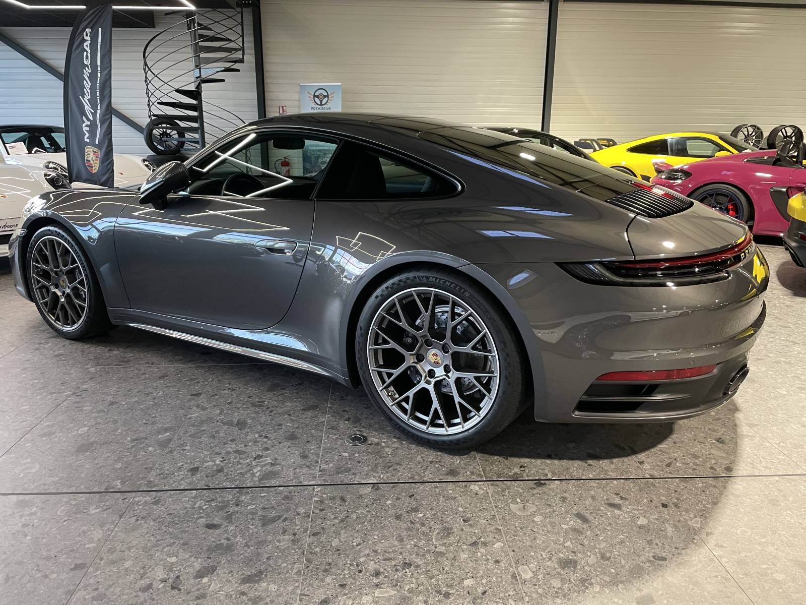 Vue de profil : la ligne intemporelle de cette Annonce Porsche 911 type 992 Carrera 4.