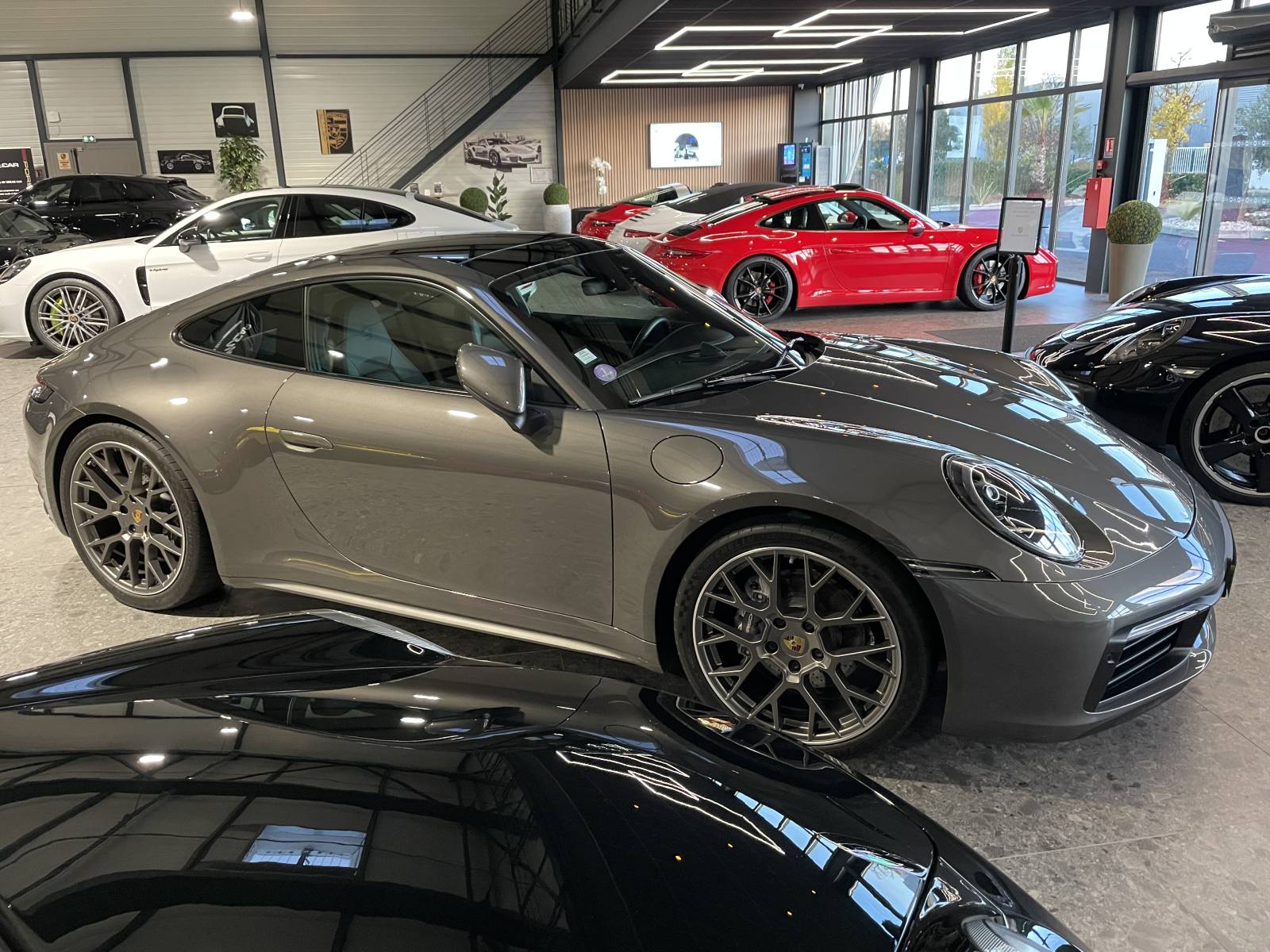 La signature lumineuse arrière des feux à LED de cette Annonce Porsche 911 type 992 Carrera 4 d'occasion.