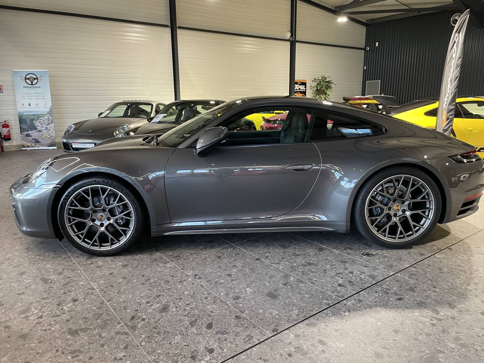 L'ABS et l'ESP de série garantissent la fiabilité de cette Annonce Porsche 911 type 992 Carrera 4.