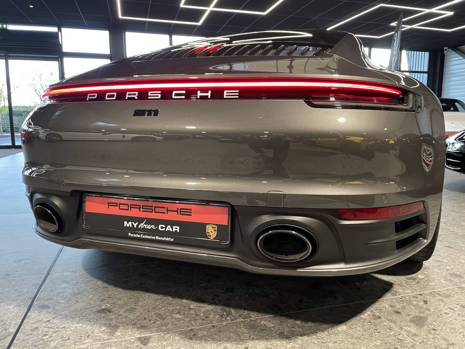 L'arrière dynamique avec le système d'échappement sport en finition noire. Sonorité assurée.