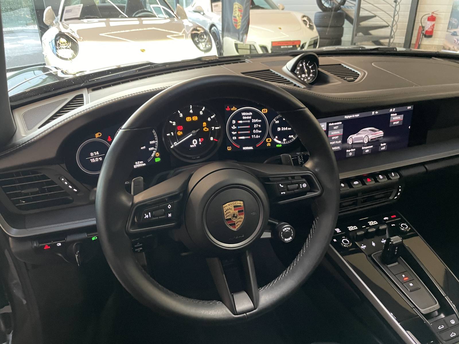 Le fameux Volant Sport GT en cuir et les palettes de la boîte PDK.Porsche 992 Carrera 4