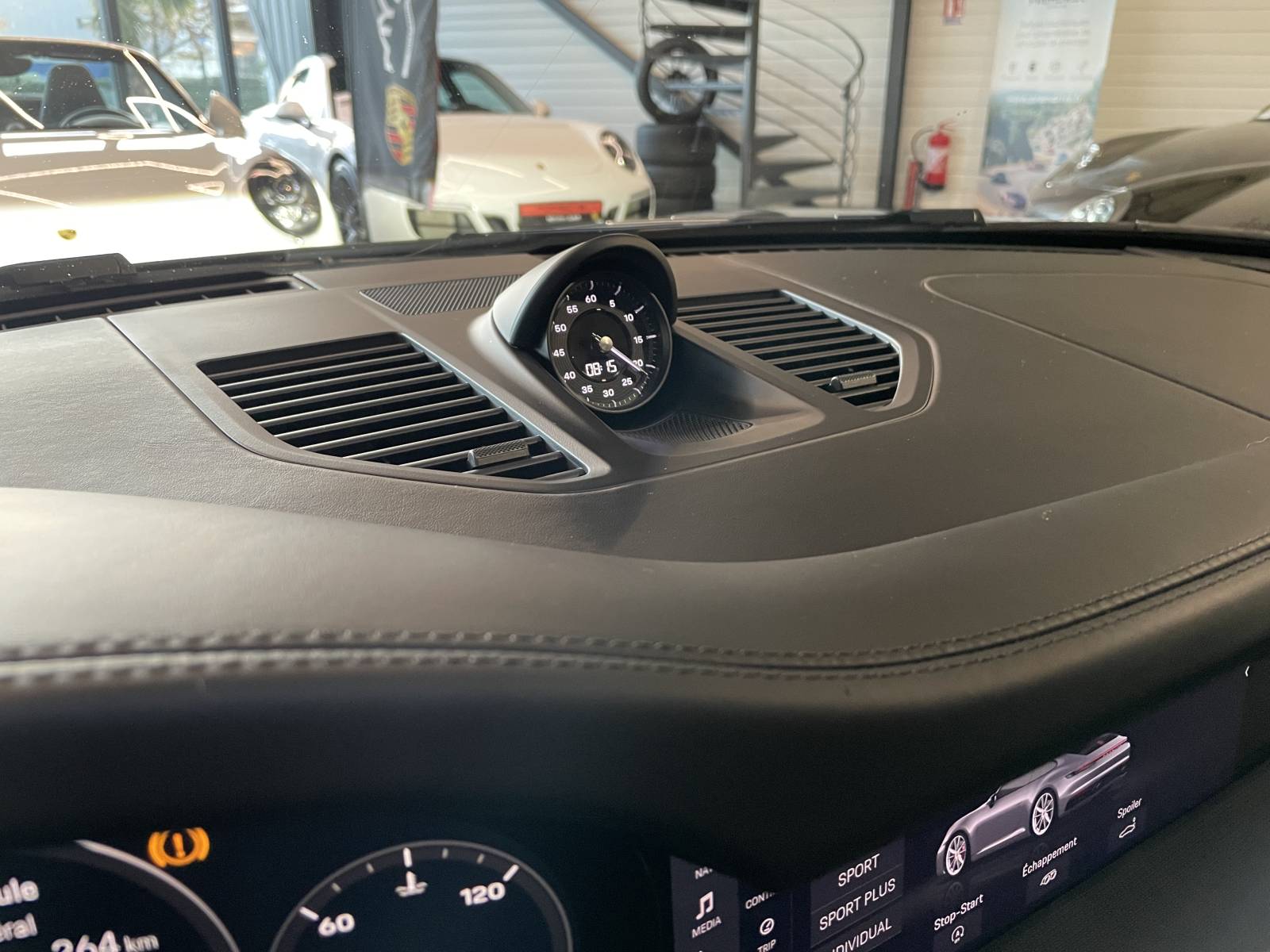 Détail du Pack Sport Chrono et du sélecteur de mode de conduite sur cette 992 Carrera 4.