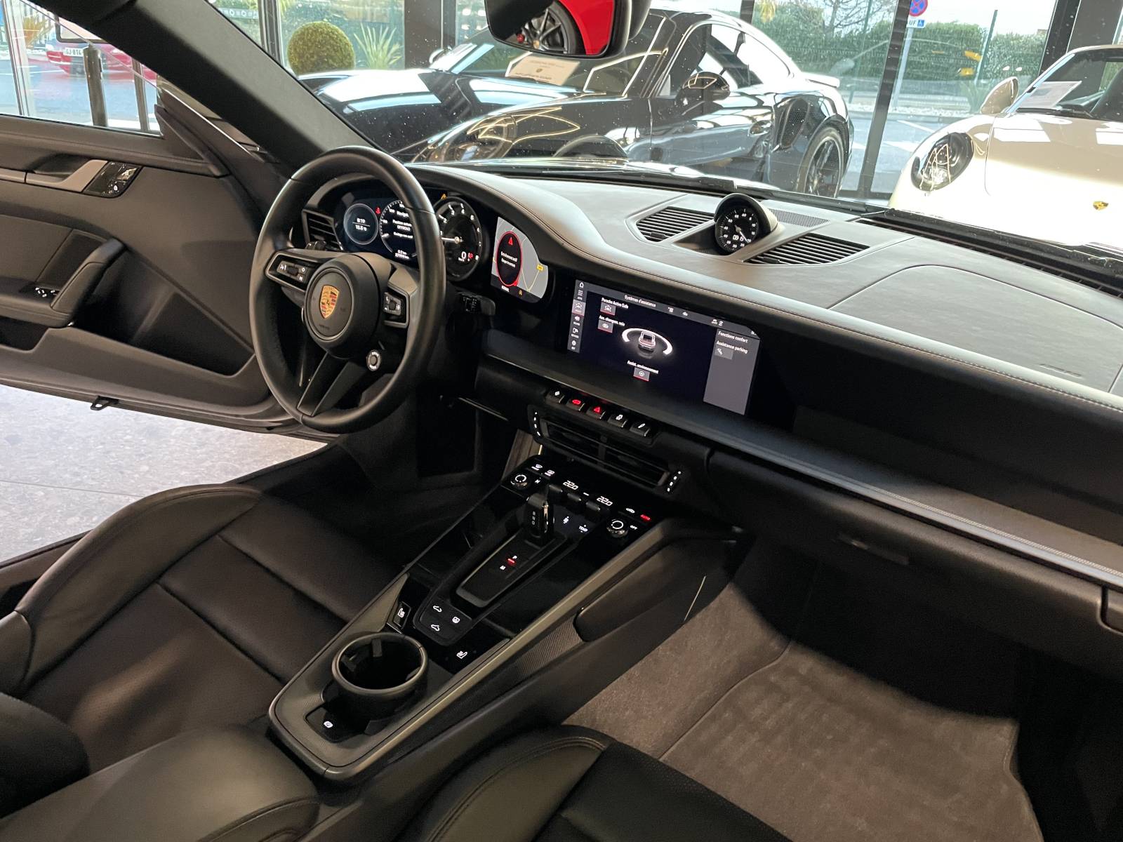 L'écran tactile du système de navigation GPS (10.9 pouces) de cette Porsche occasion près de Montpellier.