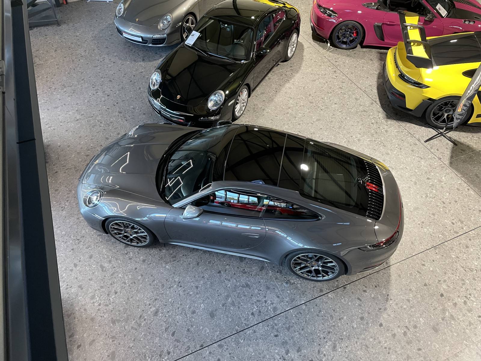 Une vue d'ensemble de l'habitacle : le luxe et le savoir-faire de l'Annonce Porsche 911 type 992 Carrera 4.