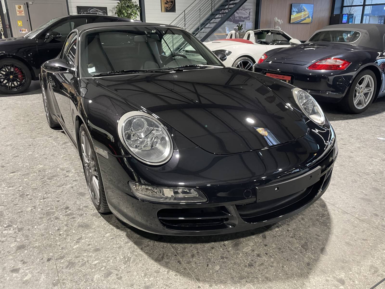 Vue de face : Annonce Porsche 997 Cabriolet occasion 2005 - Face avant iconique chez MY DREAM CAR Nîmes.