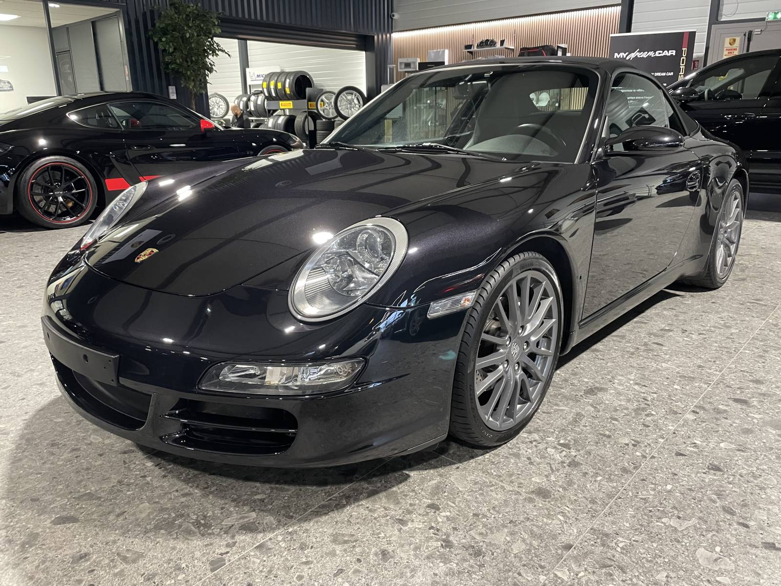 Vue de face : Annonce Porsche 997 Cabriolet occasion 2005 - Face avant iconique chez MY DREAM CAR Nîmes.