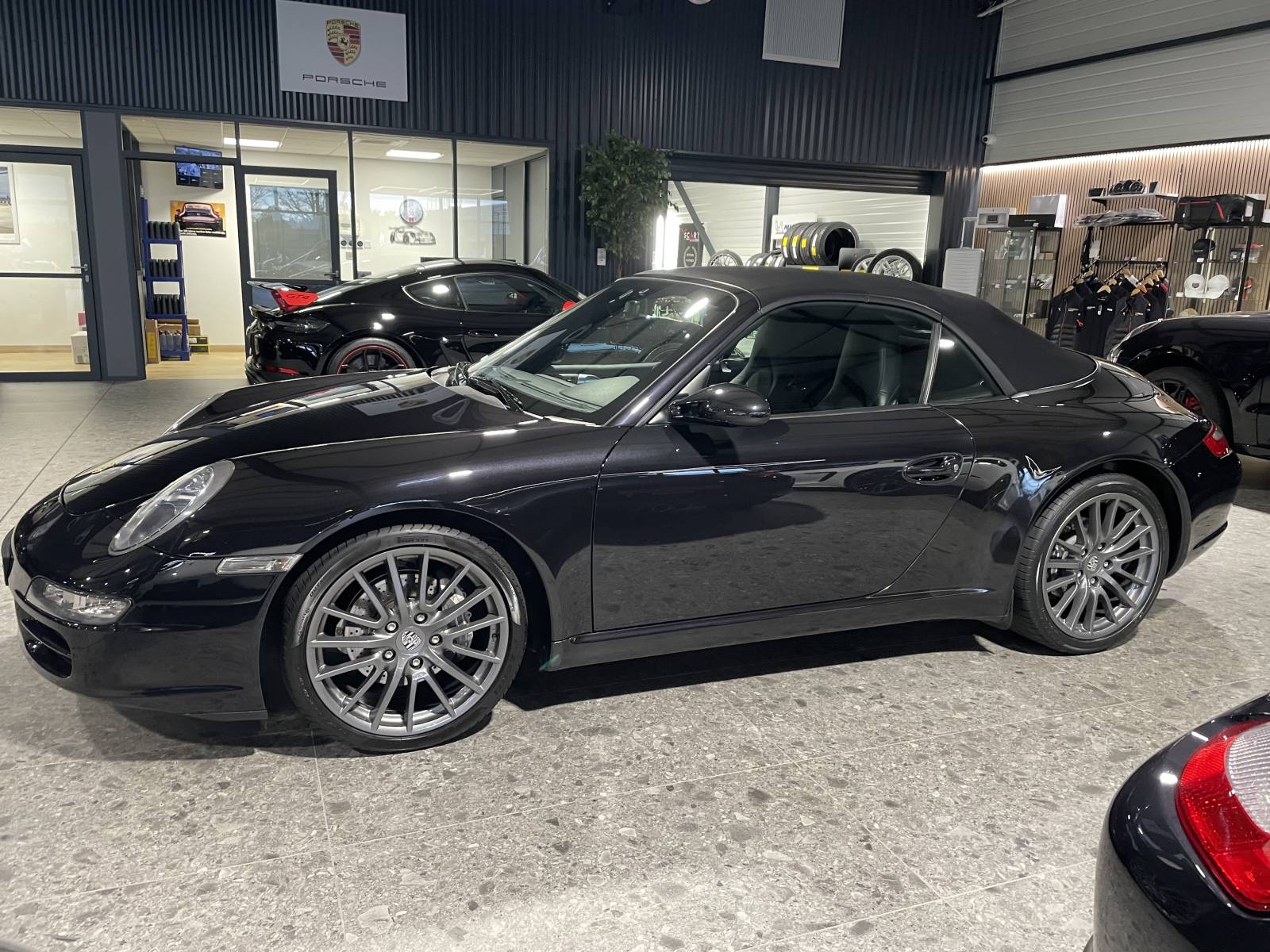 Profil capoté : Ligne élégante d'une Porsche 911 type 997 Cabriolet de 2005