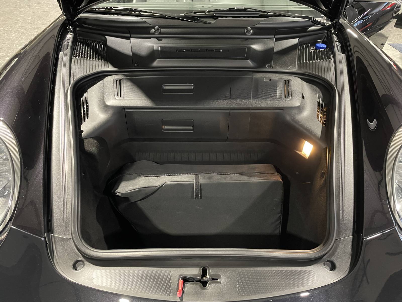 Coffre ouvert : Compartiment avant propre et spacieux - Porsche 997 Carrera Cabriolet 2005.