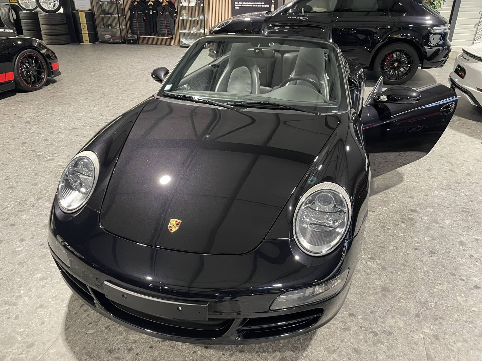 Profil décapoté : Porsche 997 Carrera Cabriolet occasion 2005 idéale pour les routes du Gard.